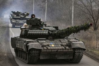 Украинский танк Т-64 движется в направлении Бахмута