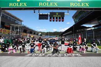 Пилоты «Формулы-1» преклоняют колено перед началом Гран-при Австрии. Шпильберг, Австрия, 5 июля 2020 года