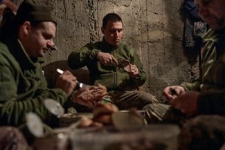 Ужин бойцов ВСУ неподалеку от передовой в Бахмуте