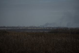 Smoke hangs over the town’s coke plant amid the Ukrainian <a href="https://meduza.io/en/news/2024/02/17/ukraine-s-top-commander-announces-withdrawal-of-ukrainian-troops-from-avdiivka" rel="noopener noreferrer" target="_blank">withdrawal</a> from Avdiivka. February 17, 2024. 