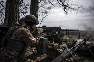 Украинские военные ведут стрельбу на линии фронта в районе Угледара
