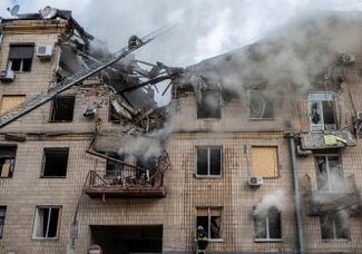 Пожарные тушат огонь в жилом доме, возникший в результате удара. Вторая ракета, по словам Олега Синегубова, попала во двор административного здания. Никто не пострадал