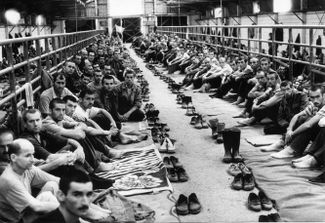 Хорватские и боснийские заключенные в сербском концентрационном лагере Маняче. 1992 год
