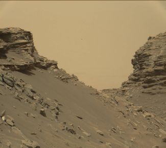 Скалы с обнажениями слоистой породы в «Останцах Мюррея». 8 сентября 2016 года, 1454-й марсианский день работы Curiosity