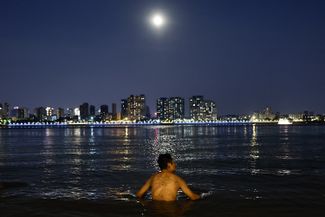 Мужчина купается в Янцзы в городе Ухань. 10 августа 2022 года