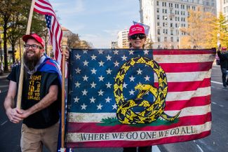 Участник движения QAnon на марше сторонников Дональда Трампа. Вашингтон, 14 ноября 2020 года