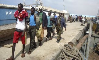 Задержанные французскими войсками сомалийские пираты, март 2010 года