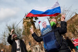 Участница митинга с плакатом «Свободу Навальному» по-каталански