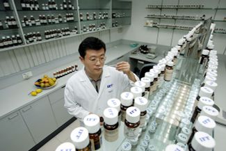 Сотрудник изучает запахи в лаборатории в Шанхае, 3 июля 2004 года