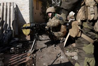 Боец ВСУ на позиции с автоматическим гранатометом