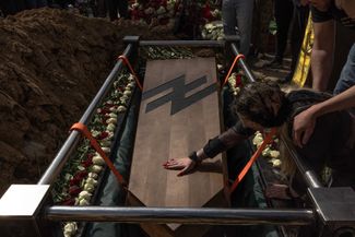 Мать Гринцевича Мариана прикасается к гробу сына