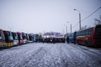 On February 23, pro-Kremlin rallies began in Moscow once again. Unlike the one on Poklonnaya Hill, which was presented as a gathering of opponents of the opposition, these new rallies were focused on Putin specifically. This was the first time the ruling United Russia party bussed in people from the regions to take part in public events in support of Putin.