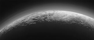 Эта фотография сделана в высоты 18 тысяч километров. На ней запечатлены примерно 380 километров ландшафта. Справа — Равнина Спутник.