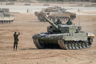 Первые десять украинских военных экипажей, которые будут использовать немецкие боевые танки Leopard 2 A4, <a href="https://edition.cnn.com/europe/live-news/russia-ukraine-war-news-03-13-23/h_f47f9c2b7492b57e6cd09d9a5d279f8a" rel="noopener noreferrer" target="_blank">завершили</a> четырехнедельную подготовку в Испании. В тренировках участвовали 55 бойцов ВСУ — как профессиональных военных, так и резервистов в возрасте от 21 до 60 лет