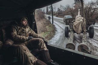 Украинский артиллерийский расчет на линии фронта в Донецкой области