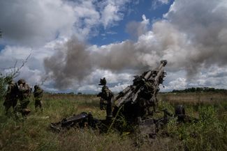 Украинские военные ведут огонь по российским позициям из американской гаубицы М777