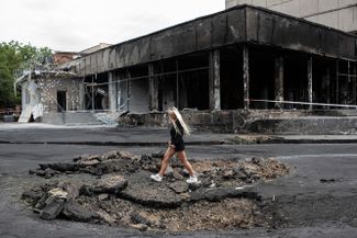 Жительница Винницы на месте ракетного удара по центру города