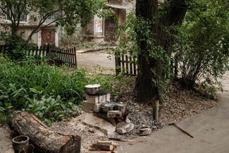 Самодельная полевая кухня возле одного из подвалов, где прячутся жители Северодонецка. 18 мая 2022 года 
