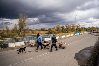 Жители Купянска, покидающие город. 16 октября 2024 года <br>