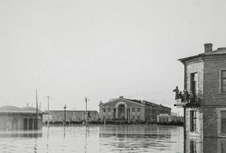 Площадь Гагарина во время наводнения в Орске 1957 году. Фотография из фондов городского архива