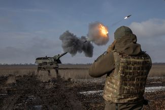 Украинские военные из 43-й отдельной артиллерийской бригады ВСУ стреляют из немецкой самоходной артиллерийской установки Panzerhaubitze 2000 в районе Бахмута Донецкой области, 5 февраля 2023 года