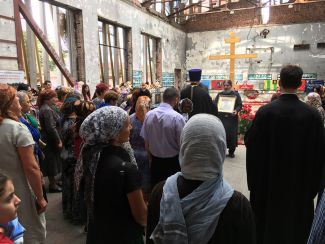 Молебен в здании спортзала бесланской школы № 1, 5 сентября 2016 года