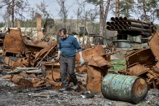 Житель села Лысовка Донецкой области собирает металлолом в своем дворе. Среди него — обломки российской реактивной системы залпового огня «Ураган»