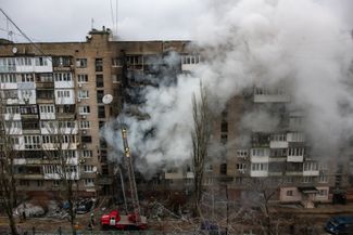 Девятиэтажный жилой дом после ракетного удара ВСУ