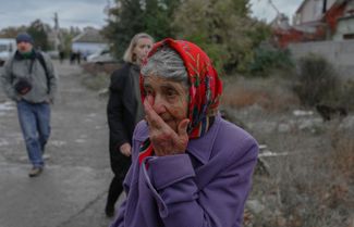 Женщина плачет на улице после ракетного обстрела Николаева