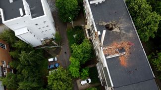 Дыра в крыше здания после обстрела жилого района Харькова