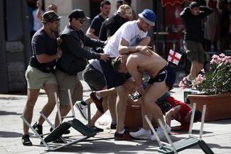 Английские и российские фанаты дерутся в Марселе во время Евро-2016, 11 июня