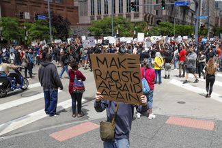 Демонстрант с плакатом «Заставим расистов бояться снова», обыгрывающим предвыборный слоган Дональда Трампа — «Сделаем Америку снова великой». Питтсбург, 30 мая 2020 года
