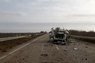 Разбитый автомобиль на шоссе, ведущем к Херсону. Рядом с населенными пунктами, недавно отбитыми у российских войск, остаются уничтоженные транспортные средства, танки, бронеавтомобили и гражданские автомобили.