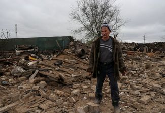 60-летний житель Павлограда Сергей Литвиненко во дворе своего дома после ракетного удара