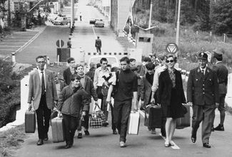 Беженцы на чехословацко-немецкой границе после вторжения войск ОВД. 25 августа 1968 года
