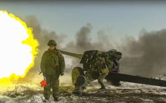 Кадр из официального видео Минобороны РФ: военнослужащие 150-й дивизии Южного военного округа, стреляющие из гаубиц 2А65 «Мста-Б» во время учений в Ростовской области, 28 января 2022 года