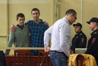 Ян Сидоров (слева), Владислав Мордасов (второй слева) и Вячеслав Шашмин (справа) во время вынесения приговора. 2019 год