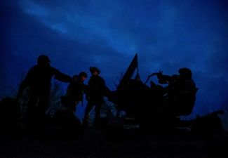 Военнослужащие подразделения ПВО 93-й механизированной бригады ВСУ управляют зенитной пушкой на передовой под Бахмутом Донецкой области