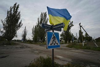 Украинский флаг на улице поселка Высокополье Херсонской области, освобожденного силами ВСУ в начале сентября