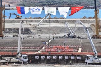 Стройплощадка новой очереди АЭС «Аккую». Ее торжественно открыли 3 апреля 2018 года Эрдоган и Владимир Путин.