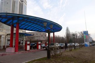 Cars line up at a gas station. Odesa, Ukraine, 26 February 2022.