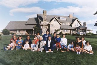 Барбара Буш с семьей: мужем, детьми и внуками — перед их домом в штате Мэн. 24 августа 1986 года