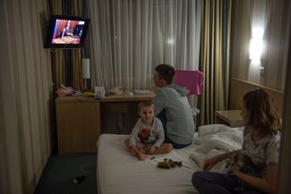 Жители самопровозглашенных Луганской и Донецкой республик смотрят обращение Владимира Путина к россиянам в месте временного размещения в Таганроге. 21 февраля 2022 года