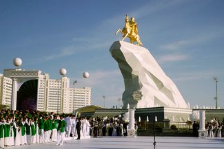В 2015 году в центре Ашхабада установили памятник Гурбангулы Бердымухамедову на коне