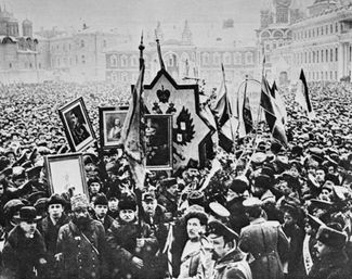 Участники шествия из Сербского подворья в Кремль после торжественного молебна на праздновании Славянского дня во время Первой мировой войны. Москва, 11 января 1915 года