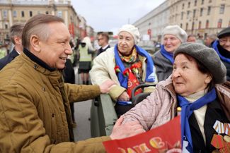 Александр Беглов во время празднования 77-летия победы в Великой Отечественной войне на одной из улиц Петербурга. 9 мая 2022 года