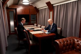 Джо Байден готовит речь вместе с советником по национальной безопасности США Джейком Салливаном в поезде на пути в Киев
