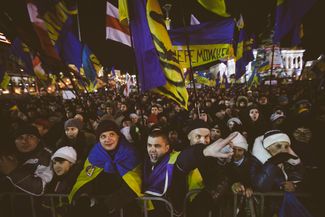 Протестующие перед сценой во время выступления лидеров оппозиции на Майдане Незалежности. 7 декабря 2013 года.