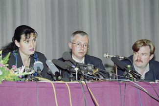 Igor Malashenko (center) at an August 1997 press conference