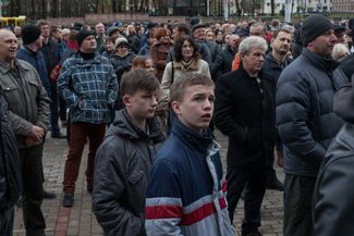 Подростки слушают выступление лидеров оппозиции во время акции протеста 1 мая в Минске. Акцию анонсировали как праздничное собрание по случаю «Дня труда». В ней приняло участие около 400 человек